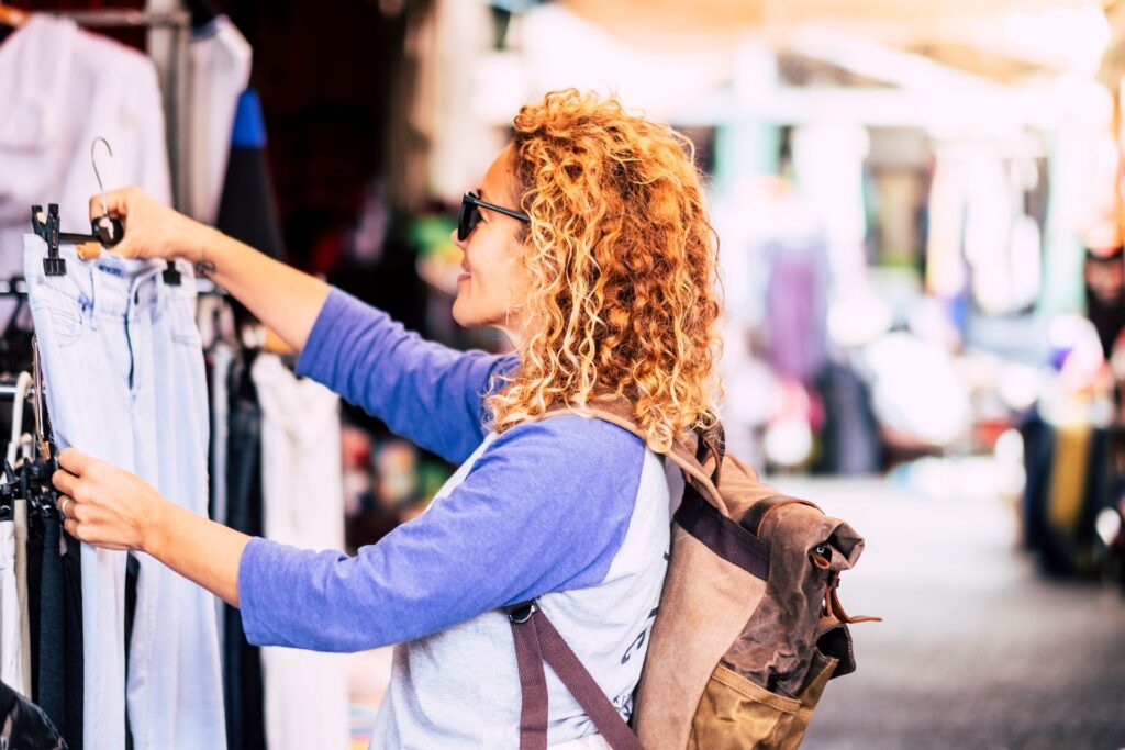 mujer con pelo rizado comprando un pantalón vaquero